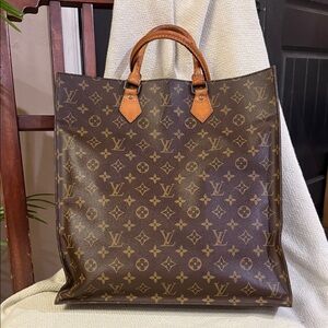 Authentic Louis Vuitton Vintage Large Sac Plat with Classic LV Monogram Design
